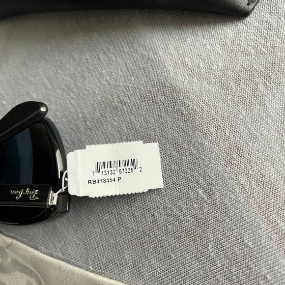 Raybans brand new with tags and everything - Picture 6 of 6